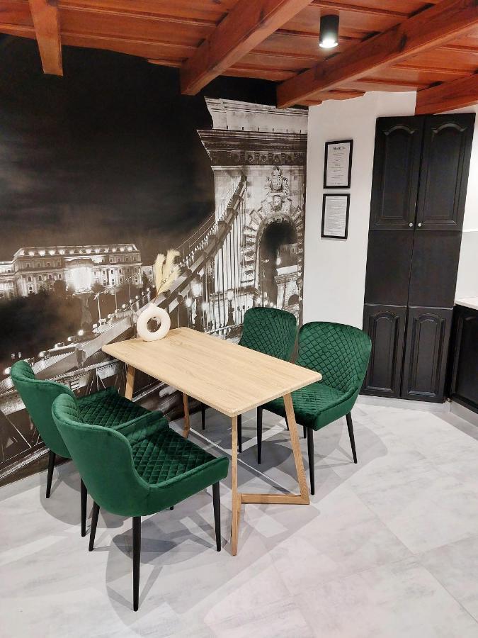 Square 16 Apartman - Absolutely Central Location With Self Check In 松博特海伊 外观 照片