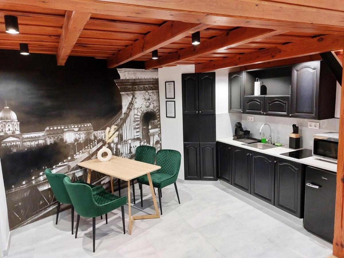 Square 16 Apartman - Absolutely Central Location With Self Check In 松博特海伊 外观 照片